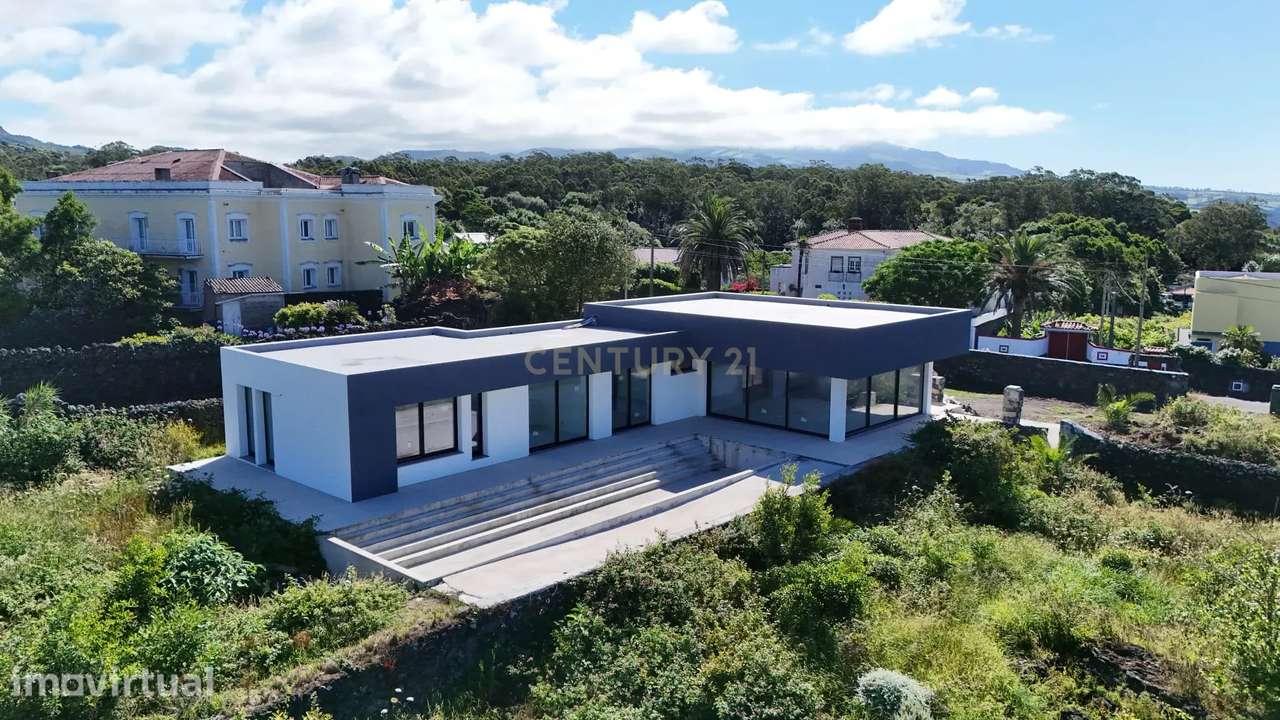 Moradia em Amplo Terreno com Vista Mar - Grande imagem: 5/7