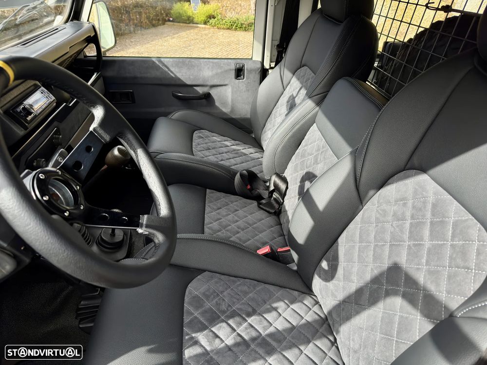 Land Rover Defender 90 2.5 TD5 Metal Top - 8