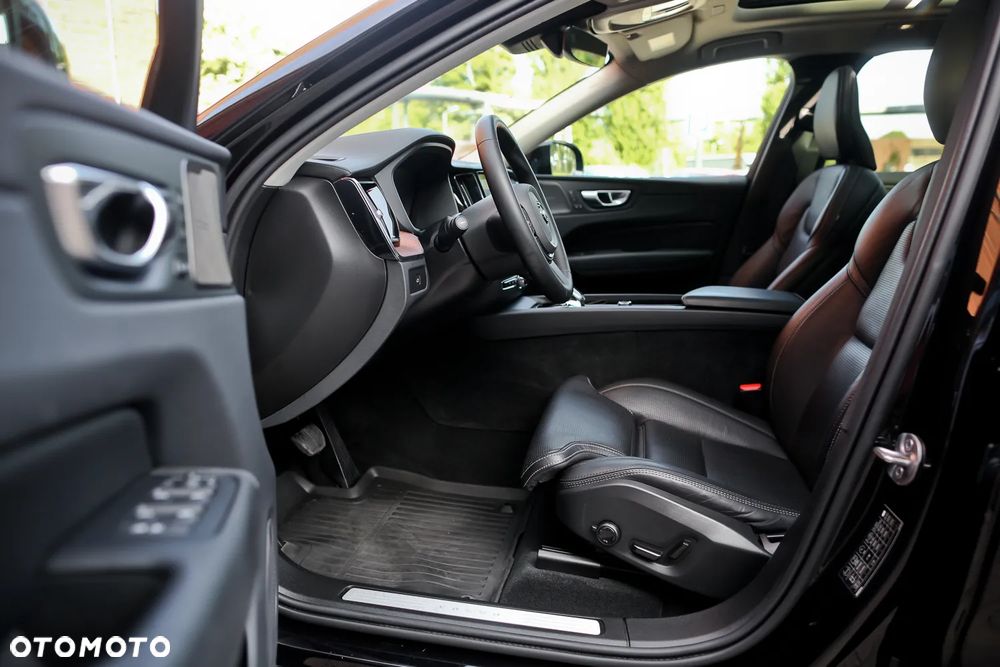 Volvo XC 60 B5 D AWD Ultimate Dark - 19