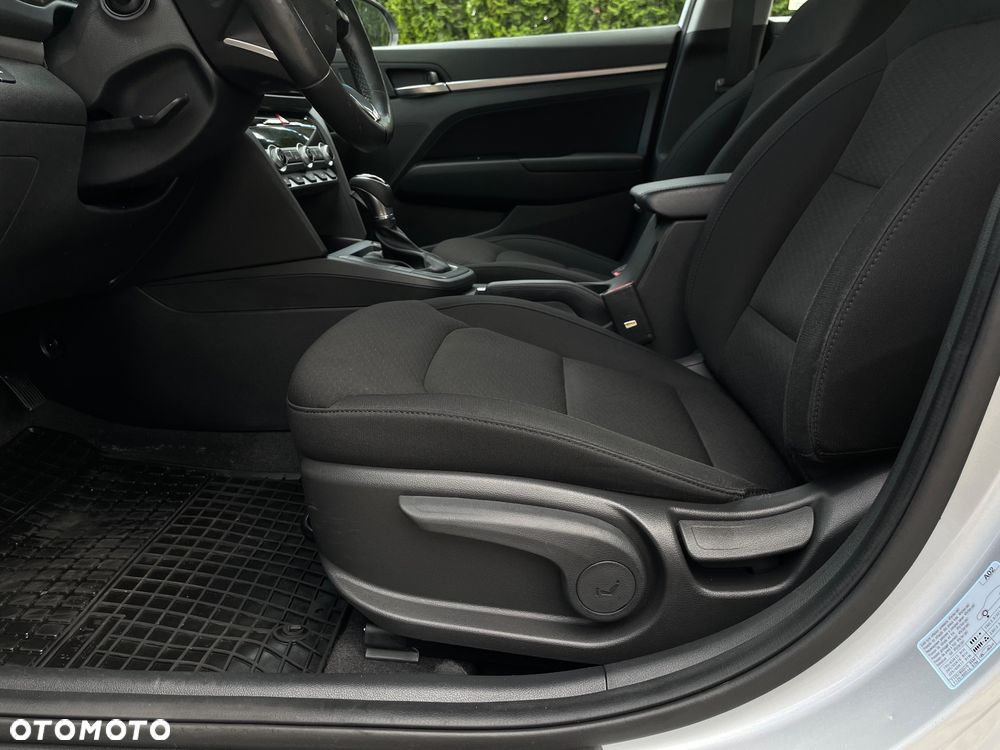 Hyundai Elantra 1.6 Style - 13