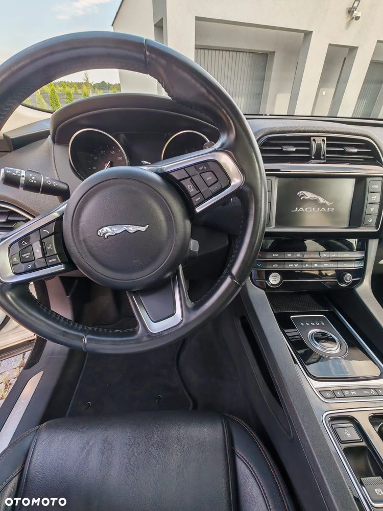 Jaguar F-Pace ver-2-0-i4d-awd-prestige - 3