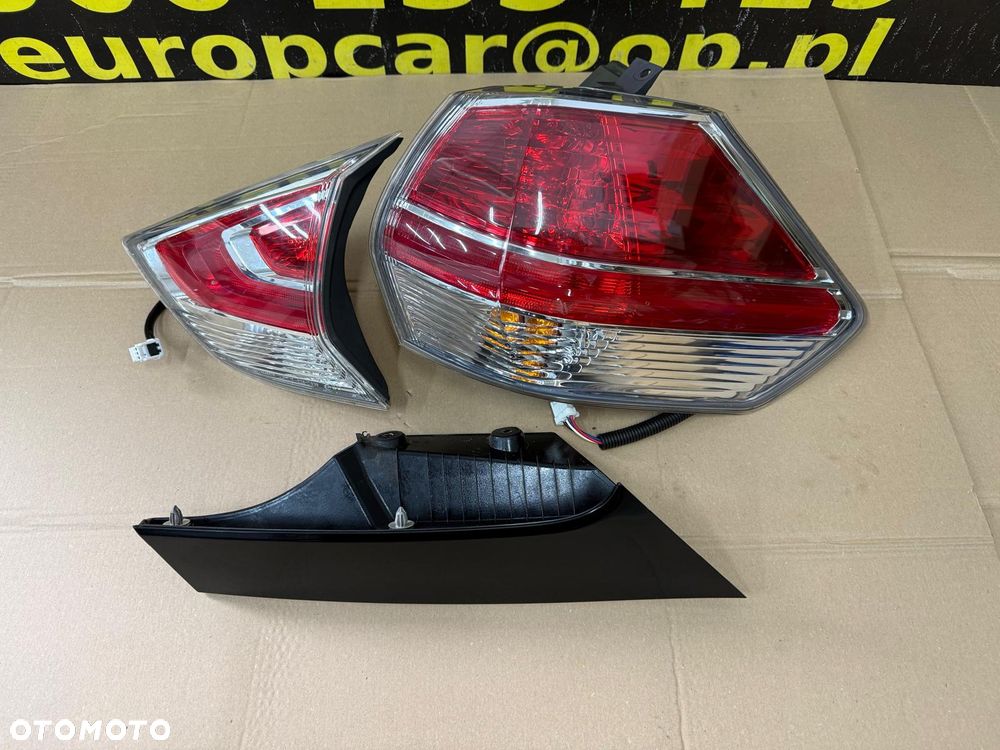 NISSAN X-TRAIL III T32 13-17 LAMPA PRAWA TYLNA KAROSERYJNA i W KLAPĘ KOMPLET