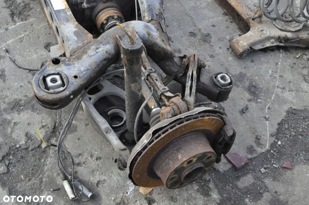 BMW E82 2.0d ZAWIESZENIE BELKA TYŁ MOST 7572804 3.15 PÓŁOSIE +ZACISKI - 5