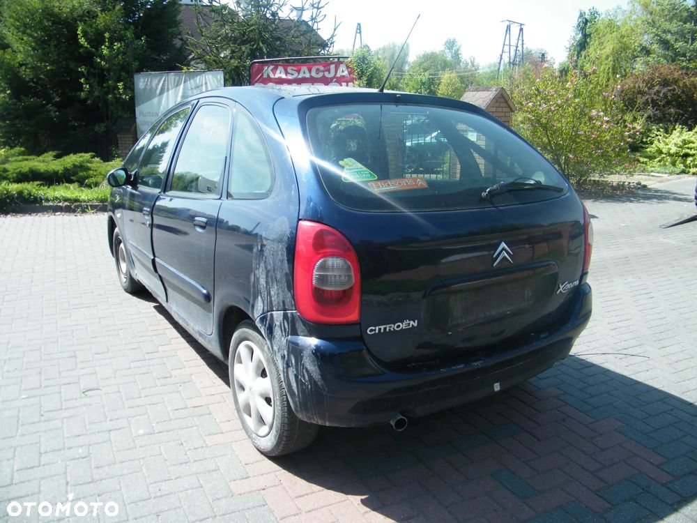Citroen Xsara Picasso (98-04r.) 2.0 HDI 89KM. Silnik RHY Skrzynia 20DL65 lakier KPK - MAURITIUS BLUE . Cały na części. GWARANCJA !!!  Przód Tył Zestaw Komplet Drzwi Klapa Zderzak Błotnik Maska Grill Atrapa Szyba Pas Lampa Lusterko Boczki Fotel Kanapa Kokpit Deska Rozdzielcza Przełącznik Włącznik Sterownik Przewody Wiązka Instalacja Moduł Komputer Czujnik Listwa Pompa Alternator Wtryski Głowica Rozrusznik Kompresor Sprzęgło Dwumas Silnik Skrzynia ABS Klimatyzacji Paliwa Wspomagania Kolektor Turbina Przepustnica Zawór Chłodnica Koło Hak Belka Sanki Zawieszenie Mcpherson Półoś Amortyzator Wydech Tłumik Zacisk Most - 6