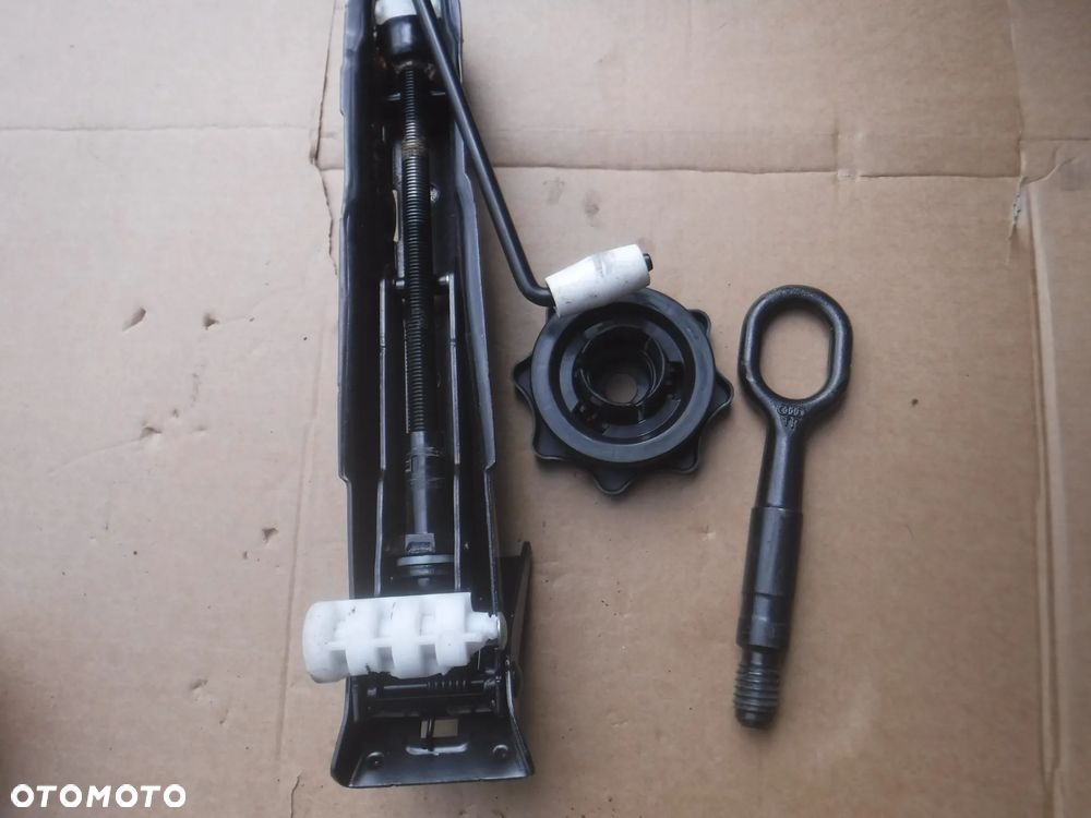 Audi A6 C7 A7 4G lewarek podnosnik 4G0011031F ucho sruba - 1
