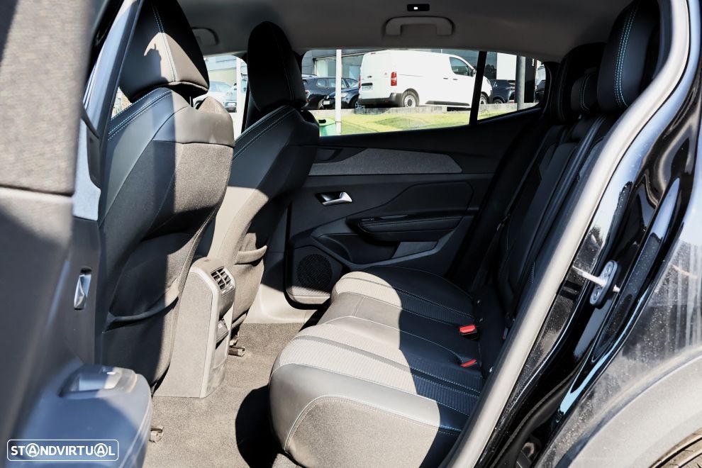 Peugeot 408 1.2 Hybrid Allure e-DCS6 - 18
