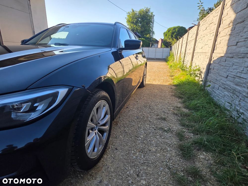 BMW Seria 3 318d mHEV - 4