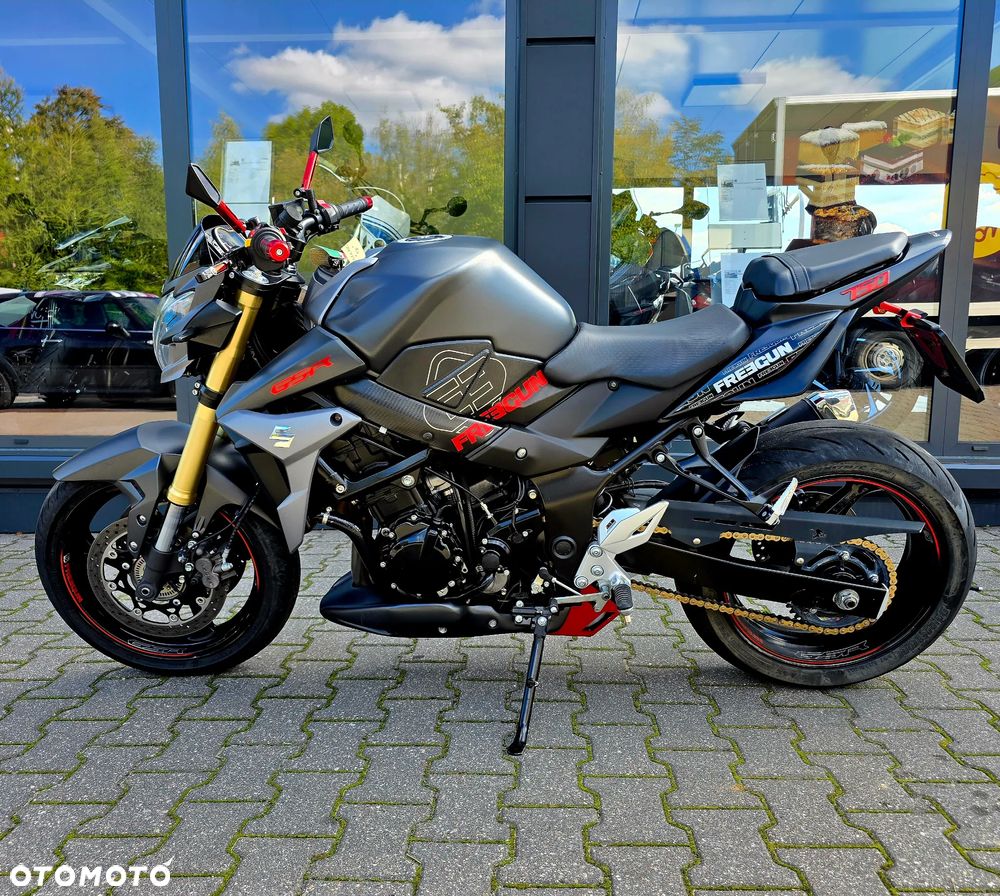 Suzuki GSR - 23