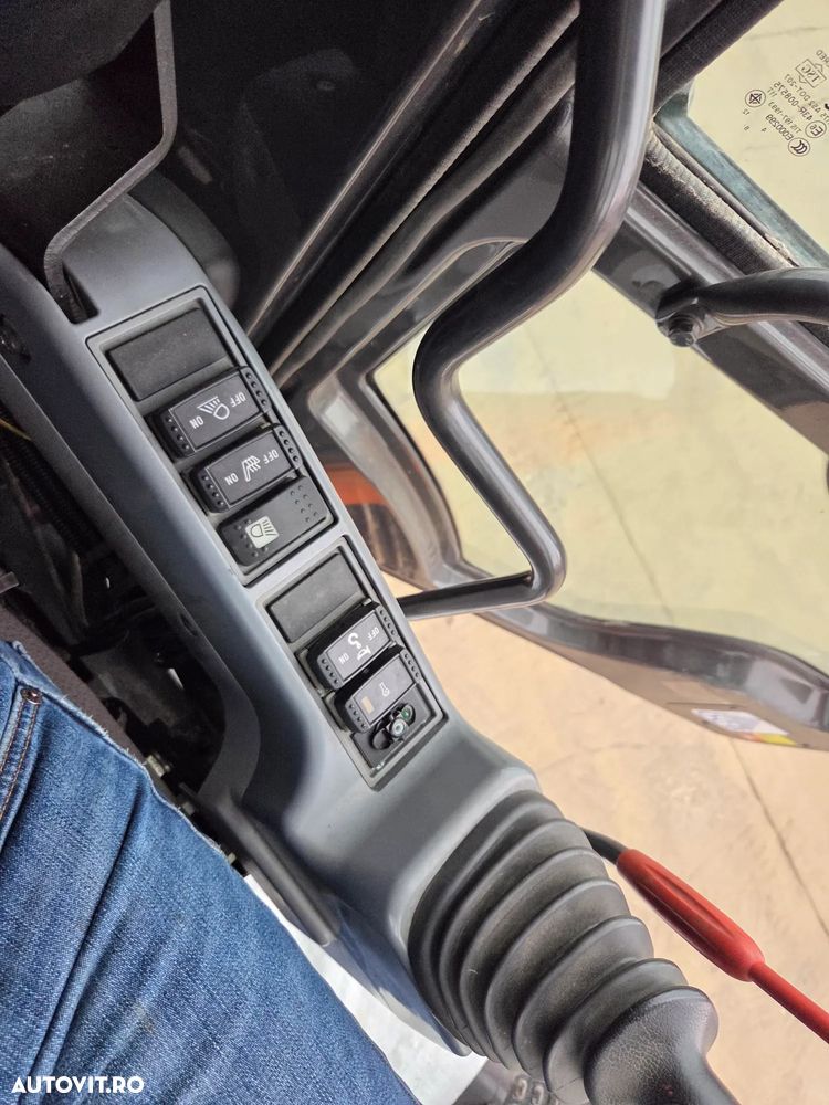 Hitachi GRAIFER deschidere 1,5m pe SENILE, cabina INALTIBILA, Masa operationala 20,3tone, LANT NOU, PAPUCI NOI, Gresare automata, Camera spate, 2017, 8.575h, cupla rapida, motor Isuzu 174CP, 3 pompe HITACHI, posibilitate leasing, STARE FOARTE BUNA-89.900 EUR - 32