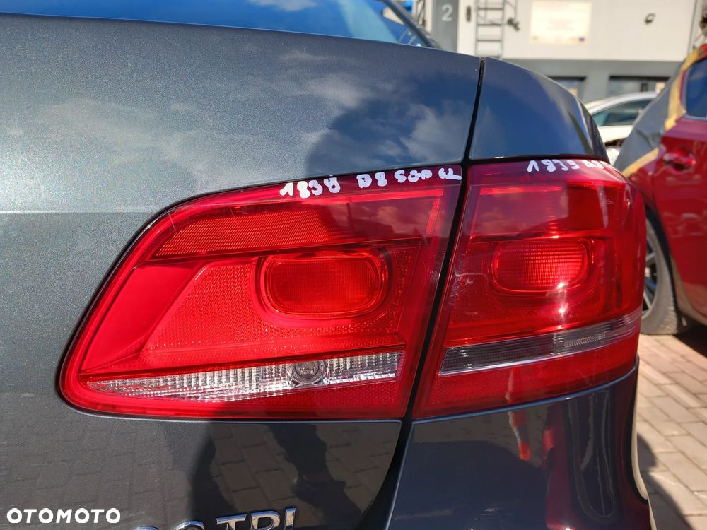 VW PASSAT B7 LAMPA PRAWA TYLNA PRAWY TYŁ W BŁOTNIK SEDAN - 1