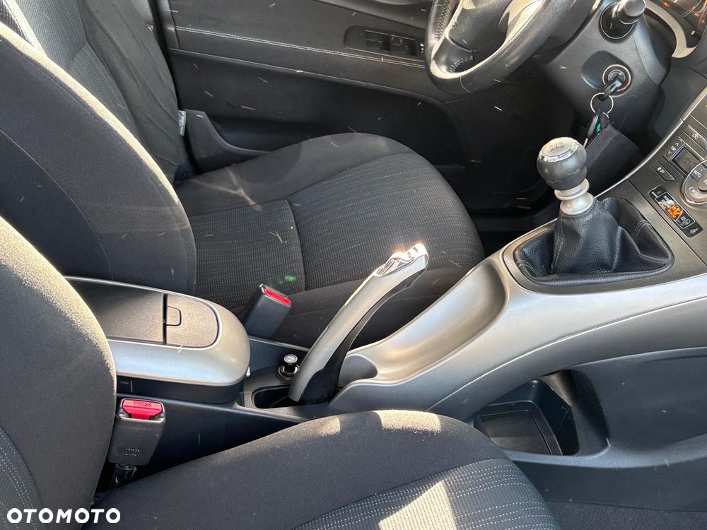 Toyota Auris 1.33 VVT-i Premium + - 40
