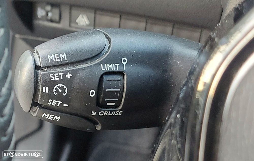 Peugeot e-2008 50 kWh Active Pack — fotografia 40