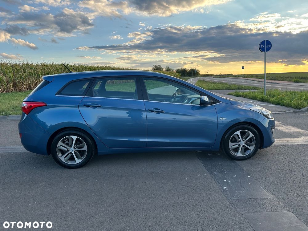 Hyundai i30 blue Kombi 1.4 YES Silver - 17