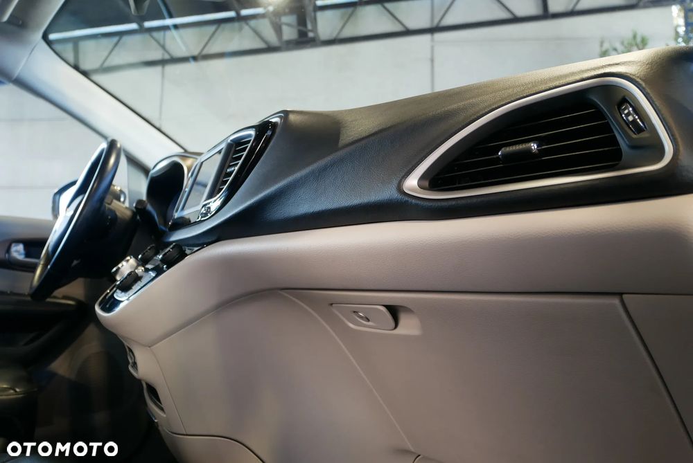 Chrysler Pacifica - 29