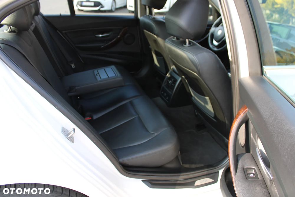 BMW Seria 3 328i xDrive Sport Line - 29