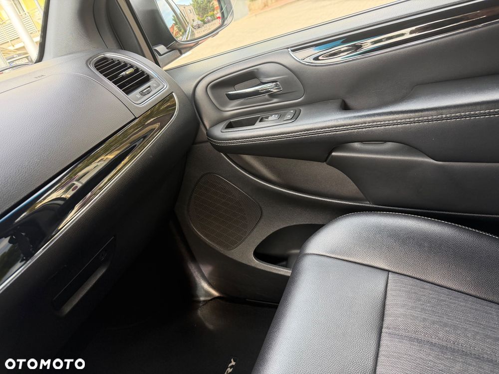 Chrysler Town & Country - 16