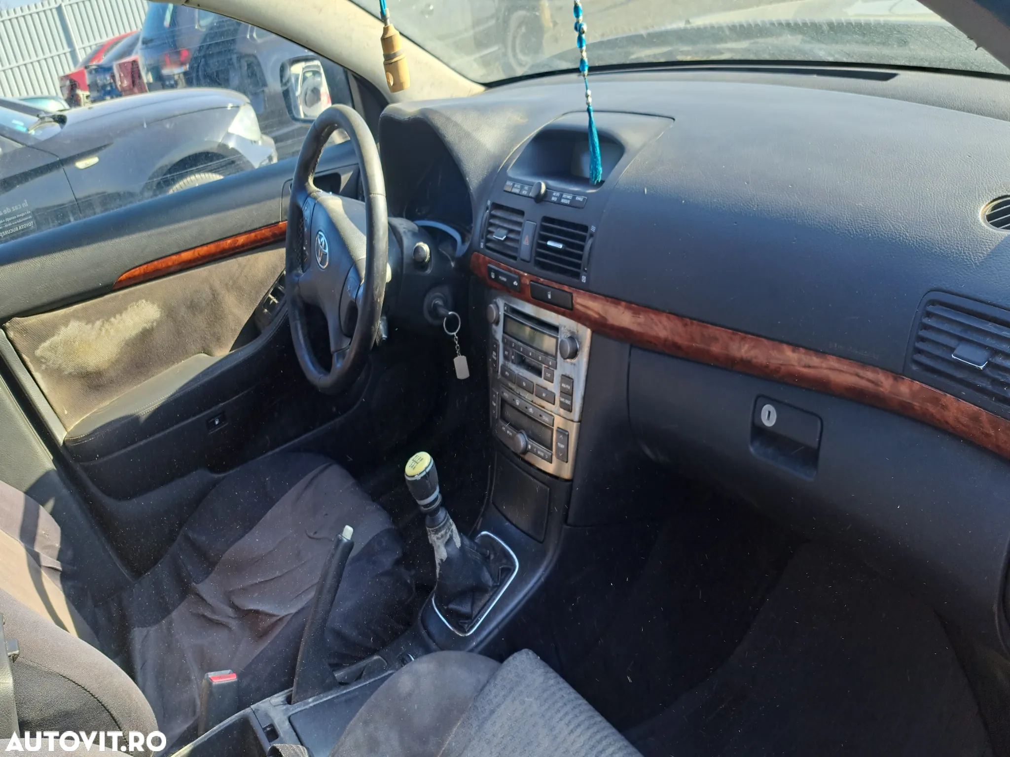 Dezmembram Toyoa Avensis Berlina 2.2 2005 - 4