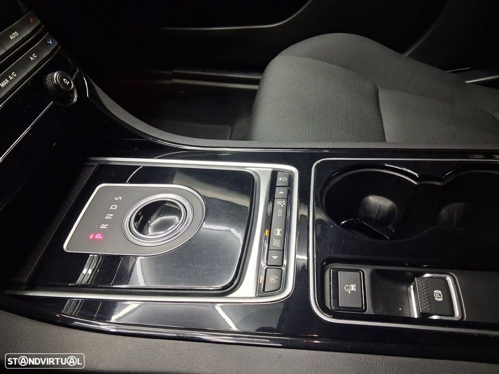 Jaguar XE 2.0 D Prestige Aut. — fotografia 9
