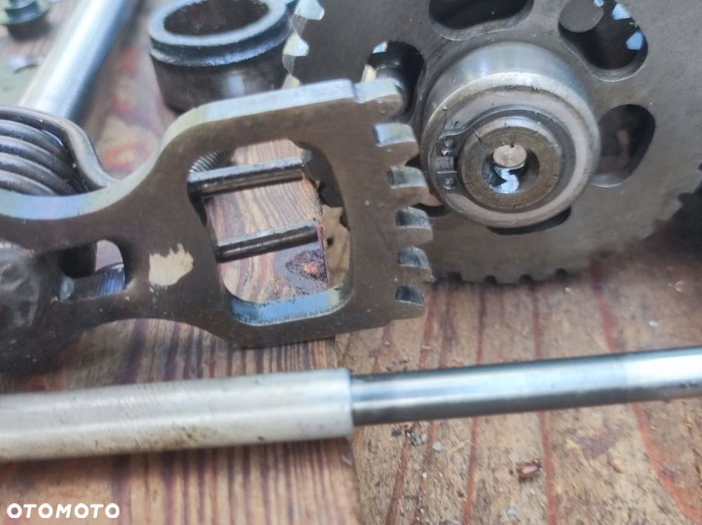Skrzynia biegów Suzuki GN 125 DR 125 GZ 125 komplet wałki bęben wodziki OEM - 9