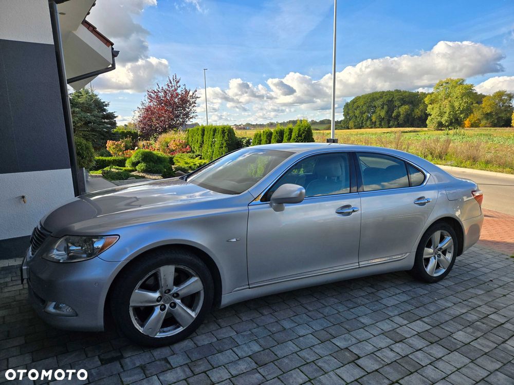 Lexus LS