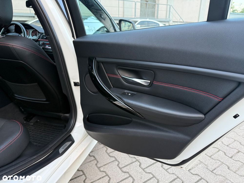 BMW Seria 3 328i xDrive Sport-Aut - 11