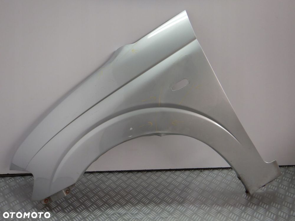 Błotnik przedni lewy Ssang Yong Rodius I 2004-2013 SREBRNY - 1