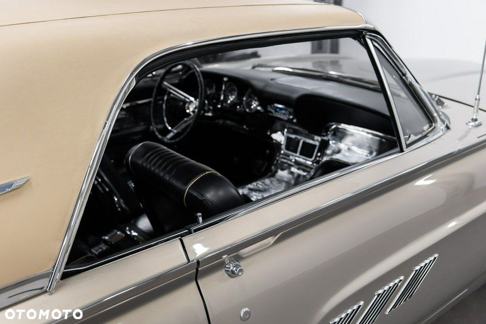 Ford Thunderbird - 32
