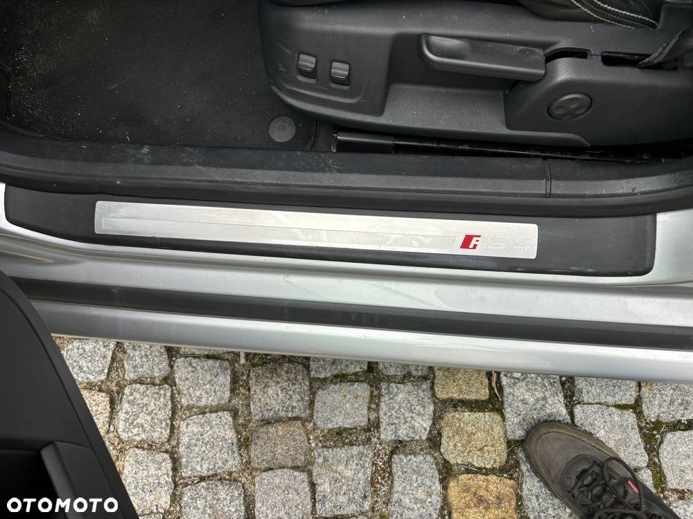 Audi RS4 Limousine - 16