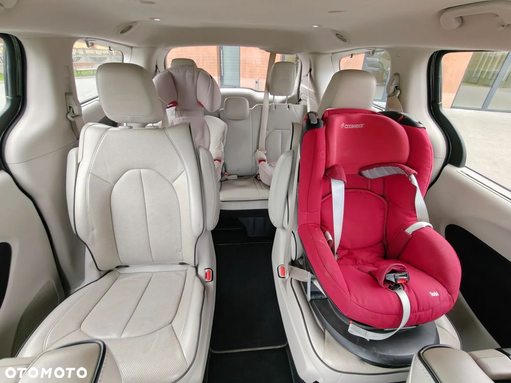 Chrysler Pacifica - 16