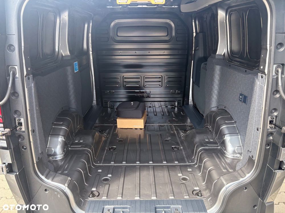 Kia Pv5 - 12