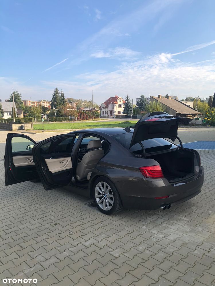 BMW Seria 5 525d xDrive - 11