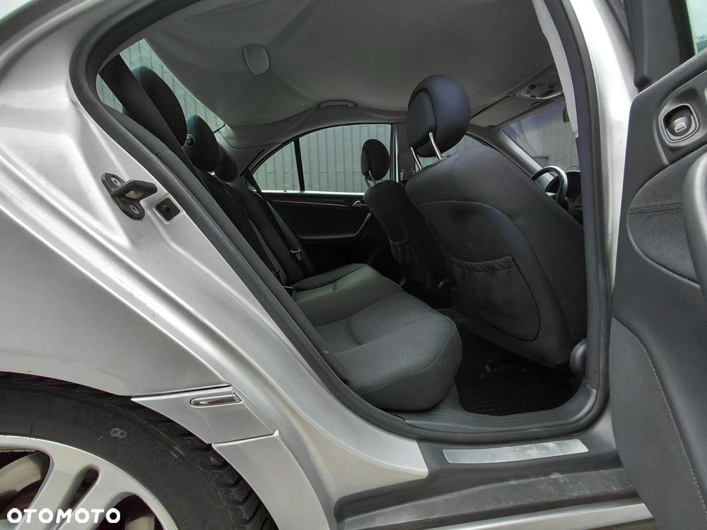 Mercedes-Benz Klasa C 220 CDI Elegance - 21