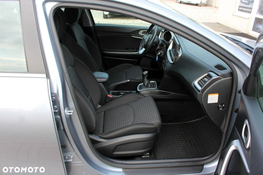 Kia Ceed 1.6 CRDi mHEV M - 10