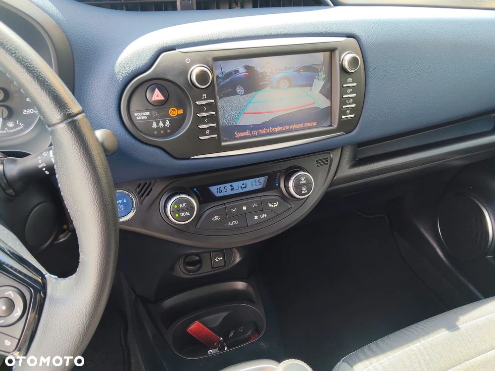 Toyota Yaris Hybrid 100 Premium - 22