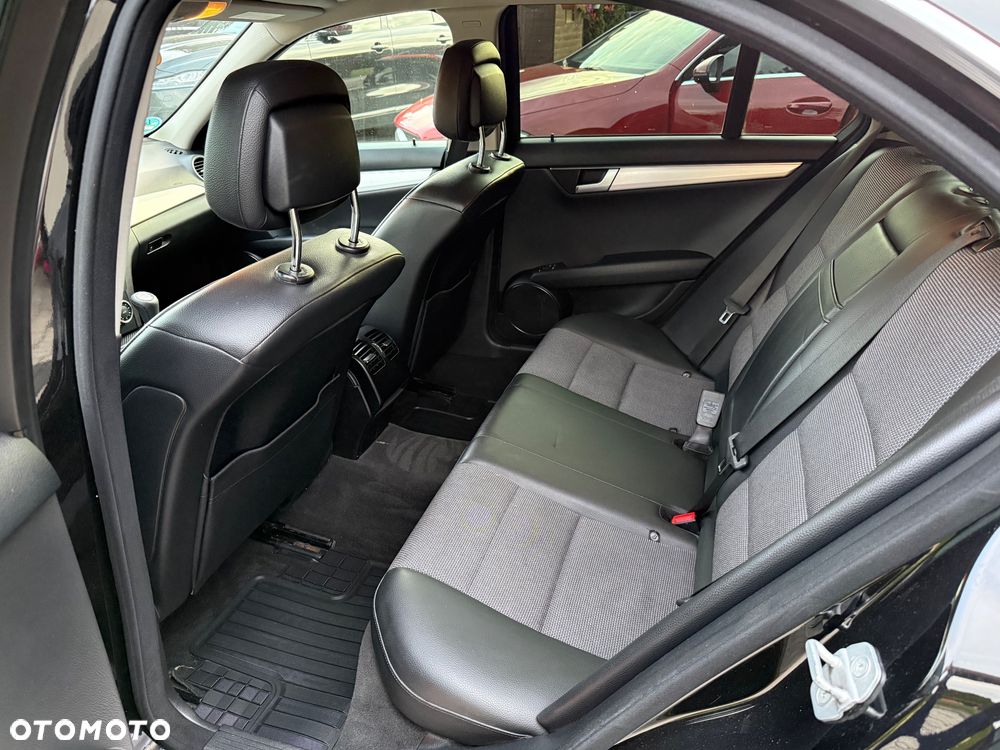 Mercedes-Benz Klasa C 180 CGI BlueEFFICIENCY Avantgarde - 25