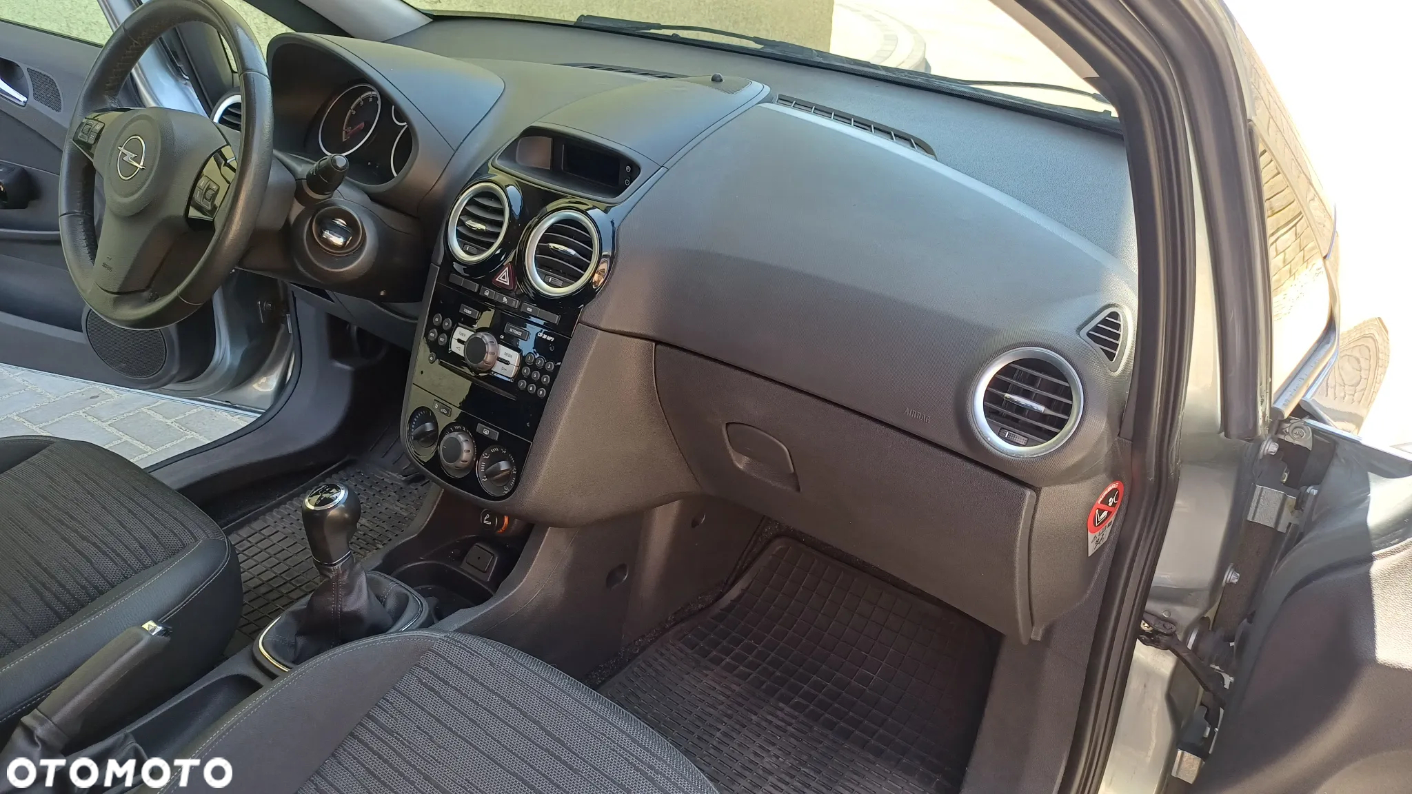 Opel Corsa 1.4 16V Cosmo - 24