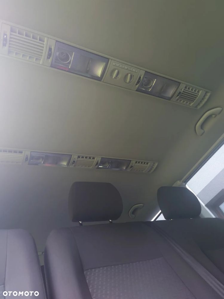 Volkswagen Caravelle - 13