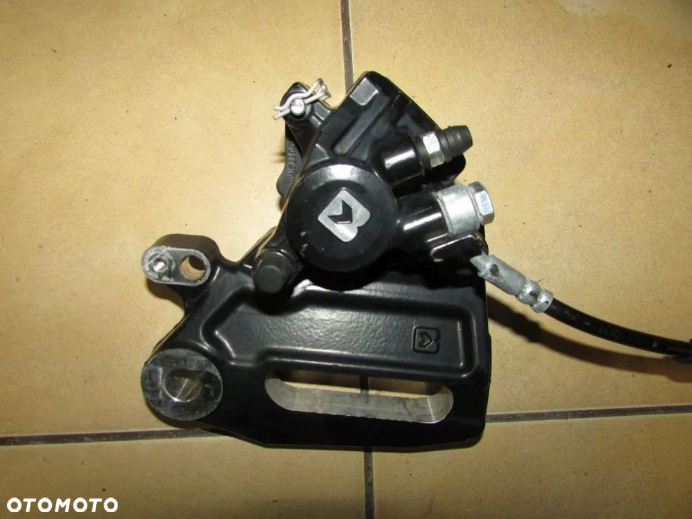 KTM Duke 125 17-23 zacisk hamulca tył klocki OEM - 1