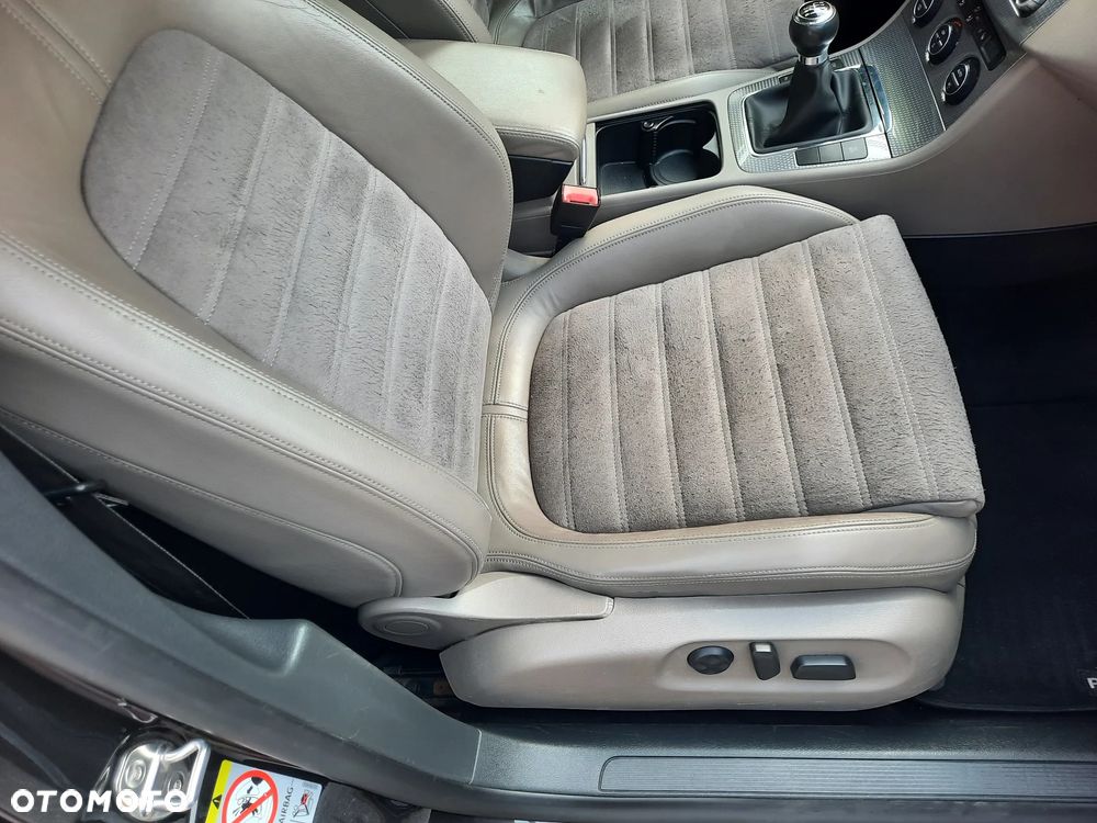 Volkswagen Passat 2.0 TDI DPF Highline - 16