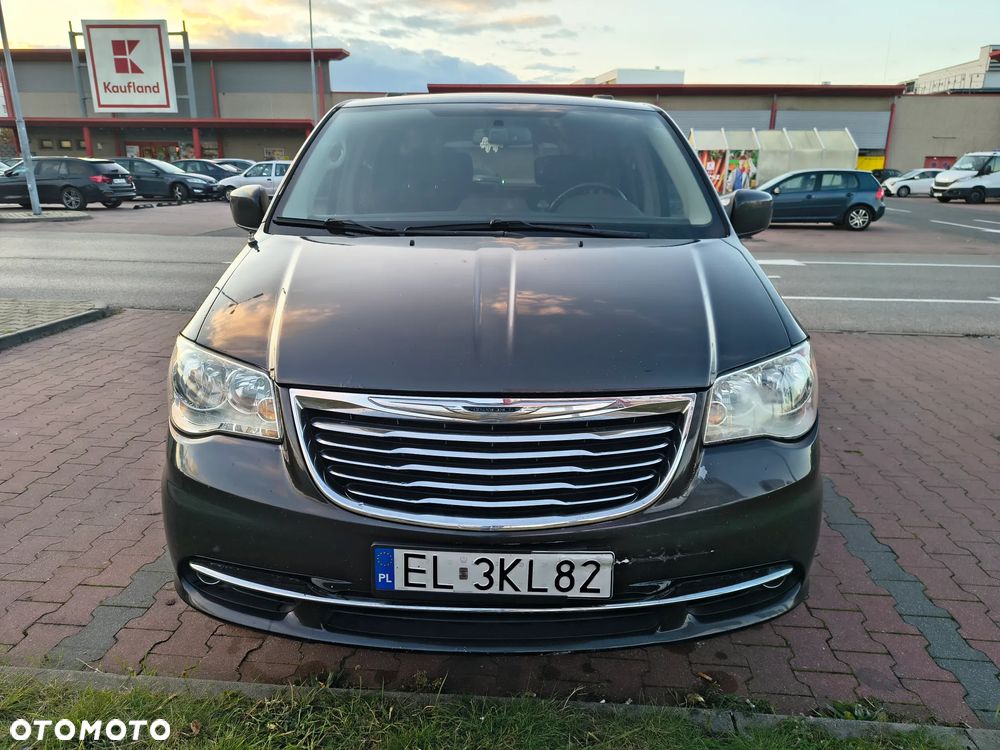 Chrysler Town & Country - 5