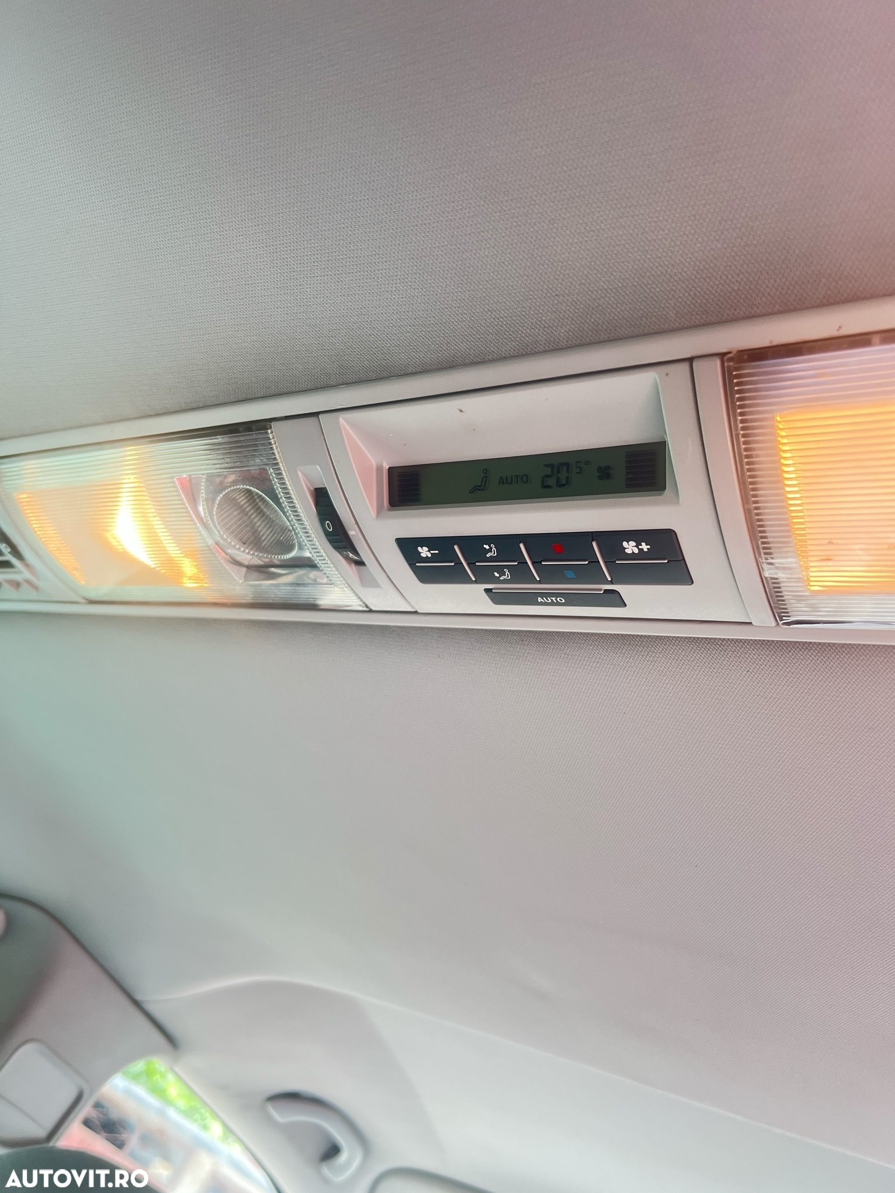 Volkswagen Caravelle - 9