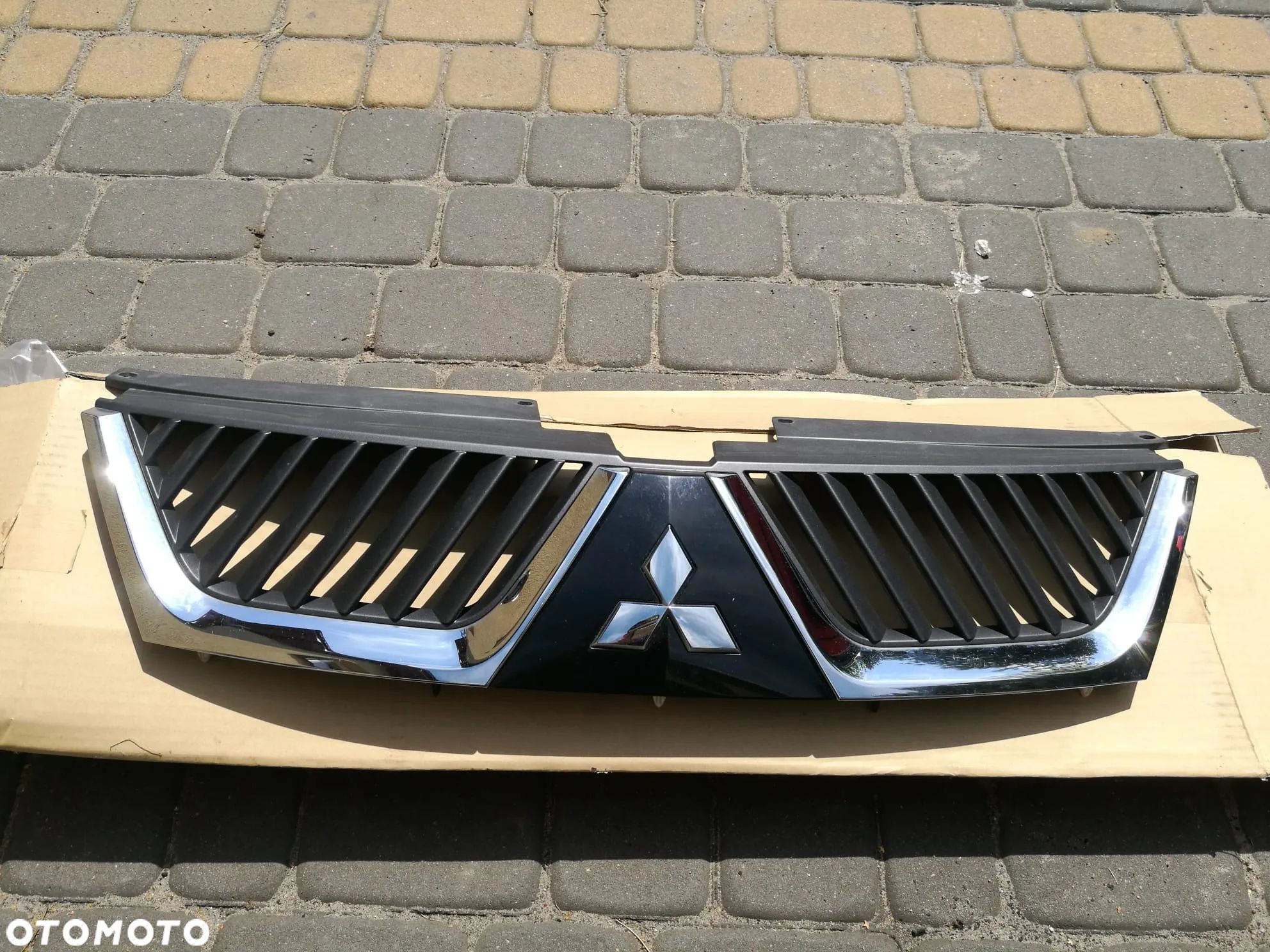 Atrapa Grill chłodnicy do Mitsubishi Outlander II od 2006 do 2013 roku - 1