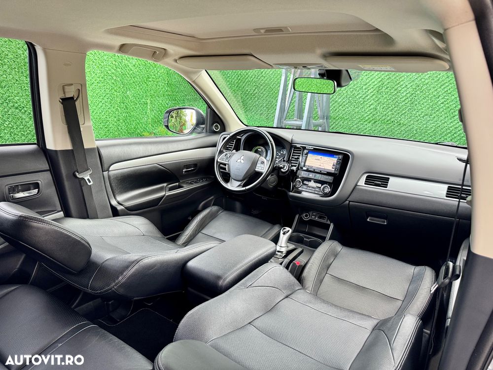Mitsubishi Outlander 2.0 4WD Plug-In Hybrid Plus - 7
