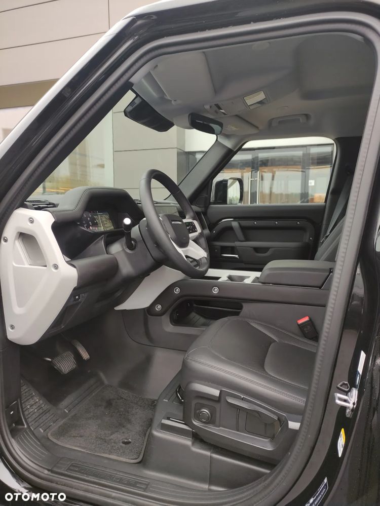 Land Rover Defender - 2