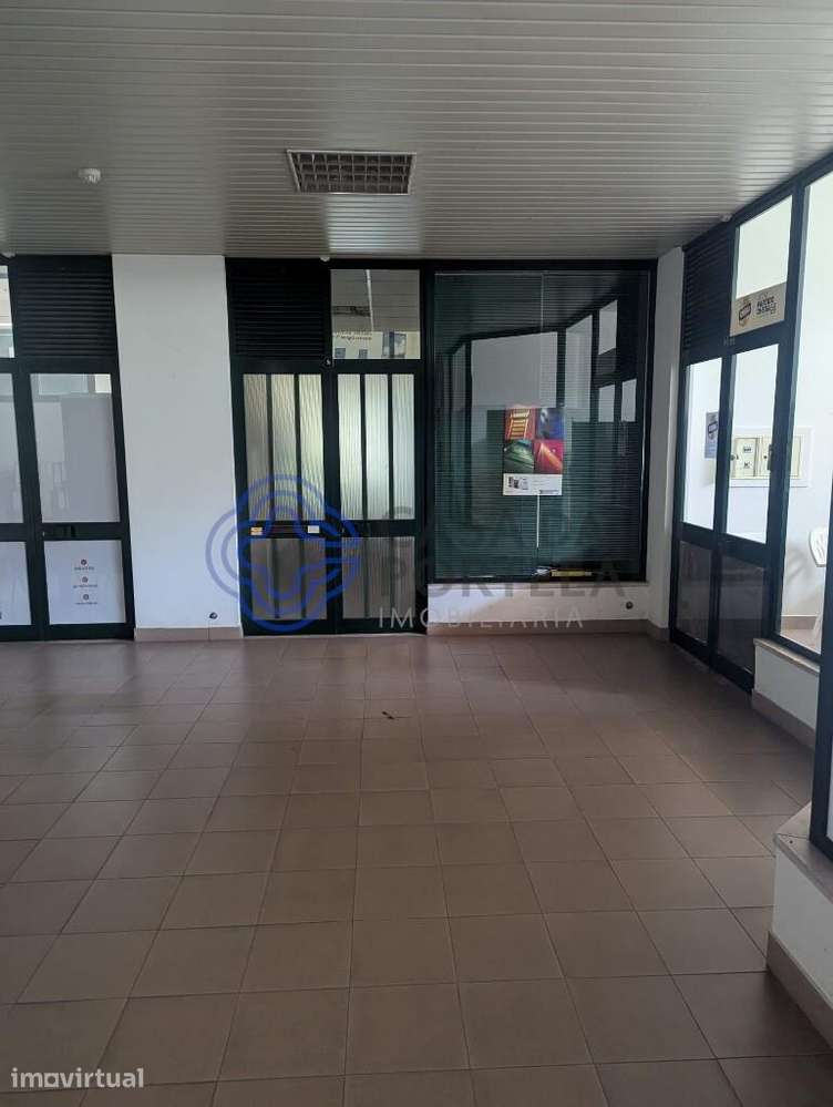 loja em Santa Comba Dão com acesso  exterior para cargas - Grande imagem: 4/18