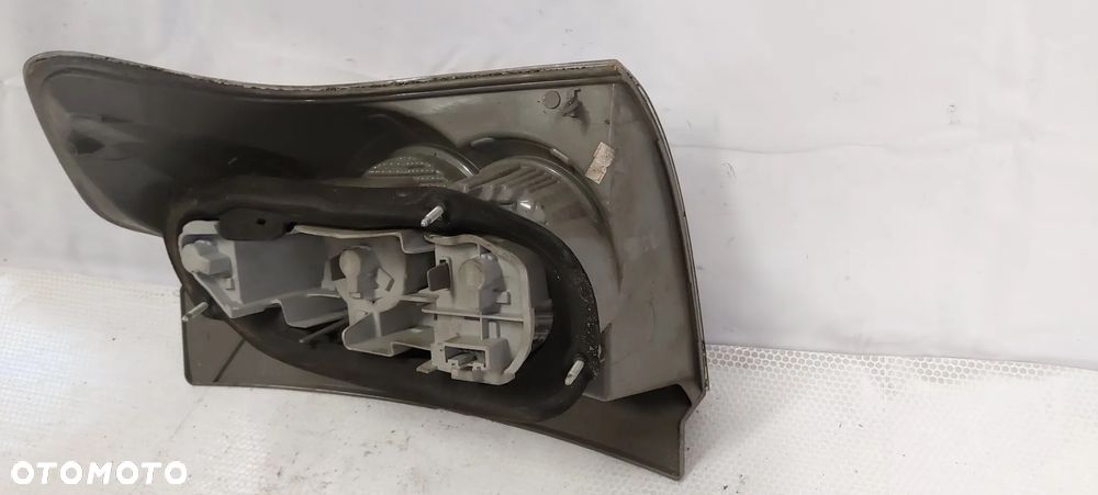 .  LAMPA TYL TYLNA LEWA TOYOTA COROLLA VERSO 2 - 4