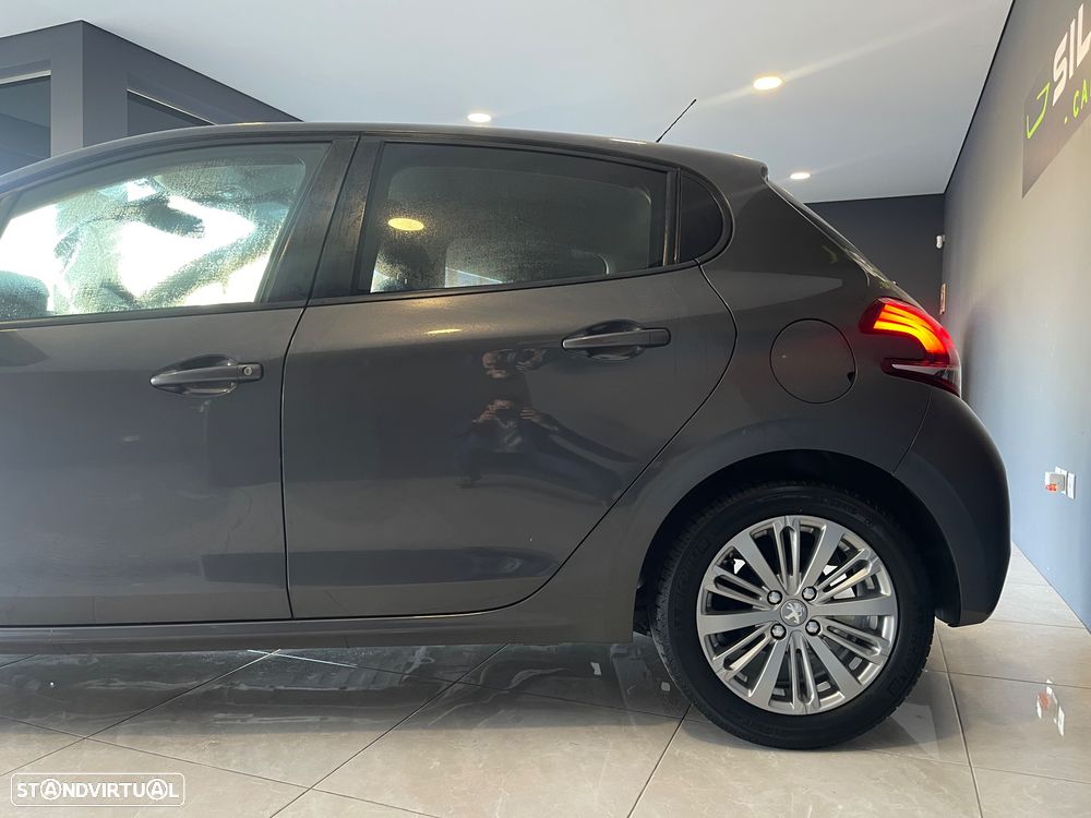 Peugeot 208 1.2 PureTech Signature - 9