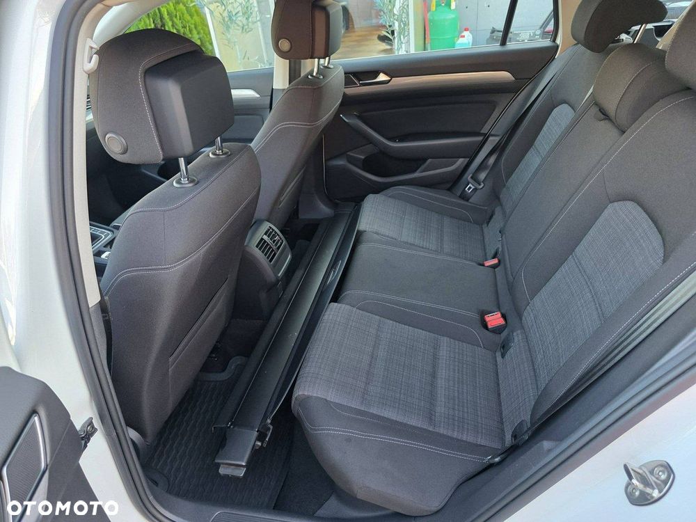 Volkswagen Passat - 32