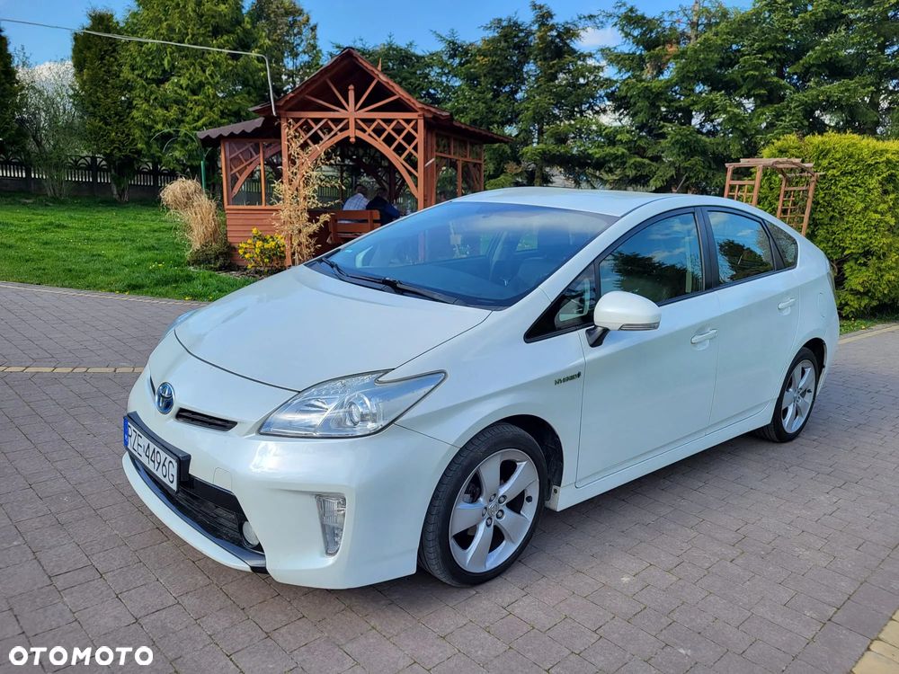 Toyota Prius (Hybrid) - 4