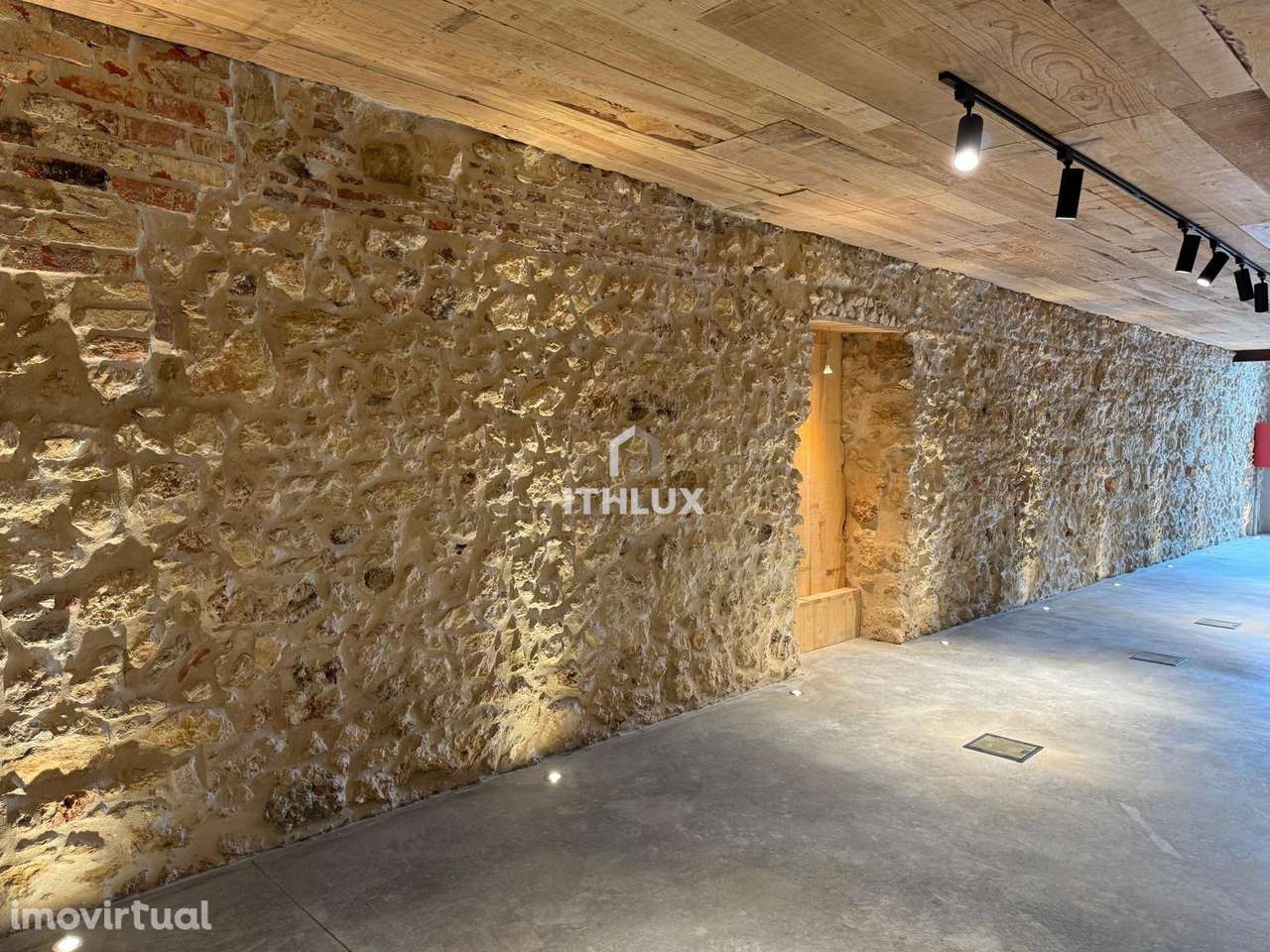 Comércio - Serviços para Investimento, em edifício histórico na frente - Grande imagem: 5/30